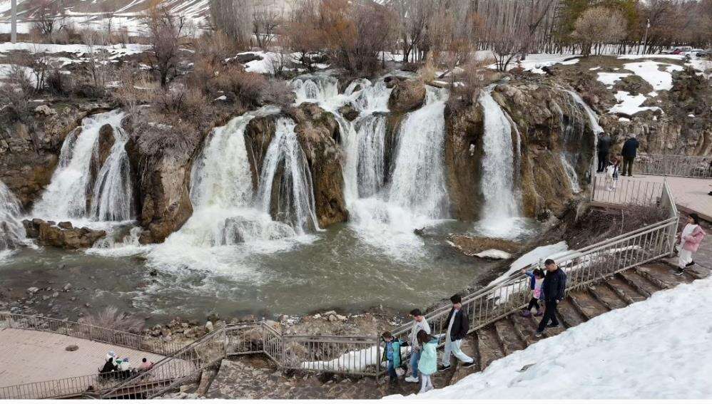 muradiye-selalesi-gece-isiklariyla-buyuluyor