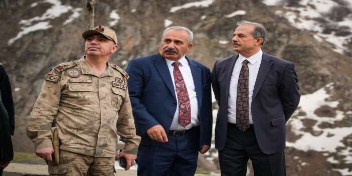 vali-ibrahim-tasyapan-durankaya-beldesinde-hali-saha-tesisi-yaninda-ve-yol-guzergahindaki-he-1