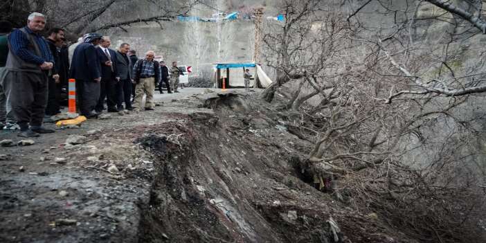 vali-ibrahim-tasyapan-durankaya-beldesinde-hali-saha-tesisi-yaninda-ve-yol-guzergahindaki-he-3