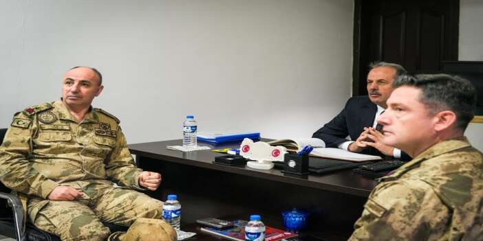 vali-tasyapandan-uzumcu-jandarma-karakol-komutanligina-ziyaretvali-ibrahim-tasyapanin-duran-1