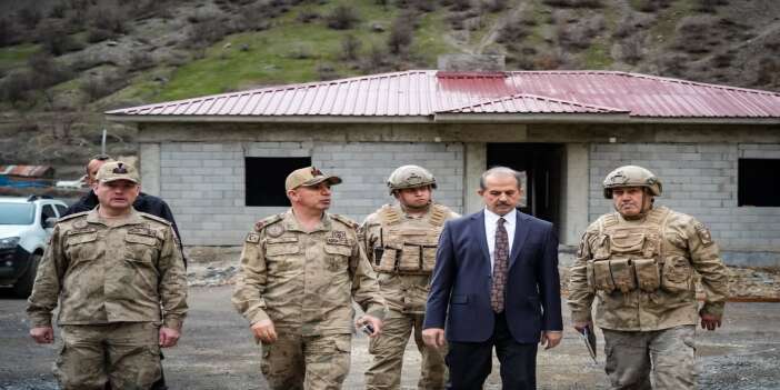 vali-tasyapandan-uzumcu-jandarma-karakol-komutanligina-ziyaretvali-ibrahim-tasyapanin-duran-2