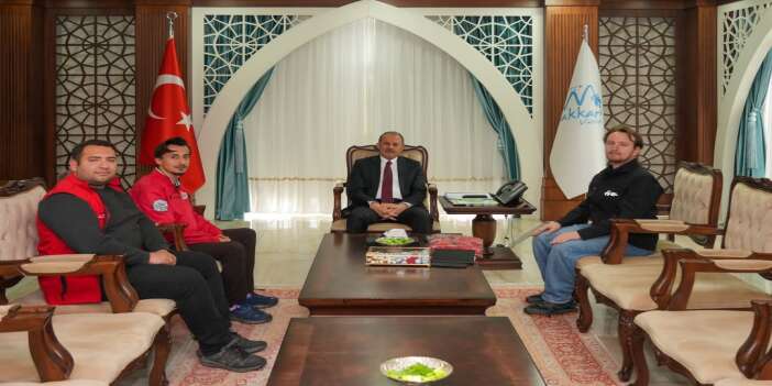 vali-tasyapani-makaminda-ziyaret-ettiler-ihh-insani-yardim-dernegi-hakkari-il-baskani-is-1