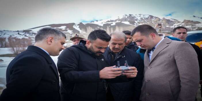 vali-tasyapan-heyelan-bolgesinde-incelemelerde-bulundu-hakkari-valisi-ibrahim-tasyapan-hak-1