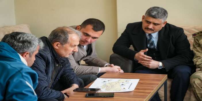 vali-tasyapan-heyelan-bolgesinde-incelemelerde-bulundu-hakkari-valisi-ibrahim-tasyapan-hak-2