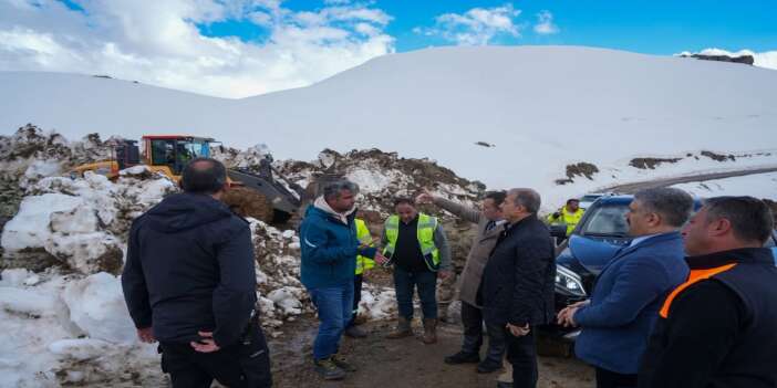 vali-tasyapan-heyelan-bolgesinde-incelemelerde-bulundu-hakkari-valisi-ibrahim-tasyapan-hak-4