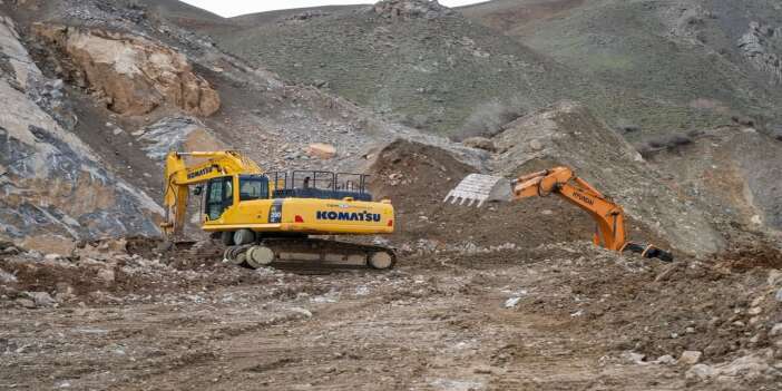 vali-tasyapan-heyelan-bolgesinde-incelemelerde-bulundu-hakkari-valisi-ibrahim-tasyapan-hak-5