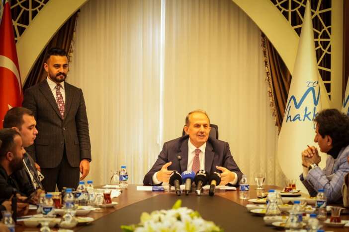 vali-tasyapan-hakkari-van-karayolundaki-heyelan-surecine-iliskin-basin-aciklamasi-gercekles-1