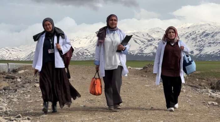 yuksekovanin-fedakar-ebeleri-gebeler-icin-yollarda-2