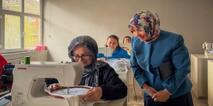 nesibe-tasyapan-hanimefendi-aile-destek-merkezlerini-ziyaret-etti-nesibe-tasyapan-hanimefe