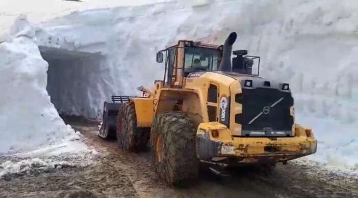 is-makineleri-kar-tunellerinde-kayboldu-2