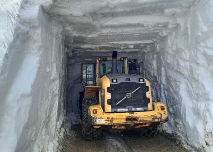 is-makineleri-kar-tunellerinde-kayboldu-3