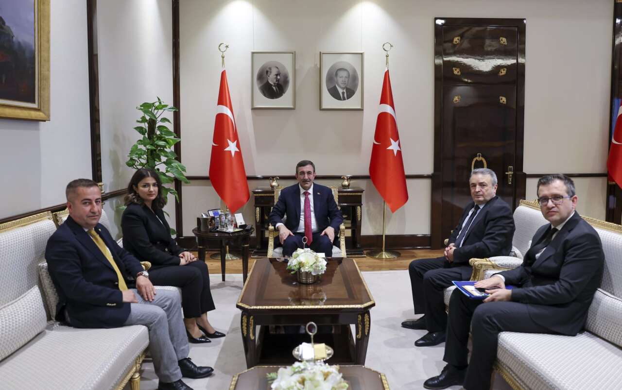 hakkarinin-ulasim-ve-kalkinma-talepleri-cevdet-yilmaza-iletildi