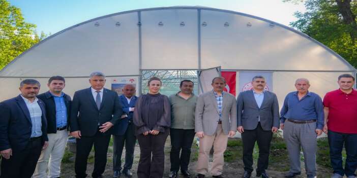 vali-tasyapan-merzan-mahallesinde-fide-dagitim-torenine-katildihakkari-valisi-ibrahim-tasya-2