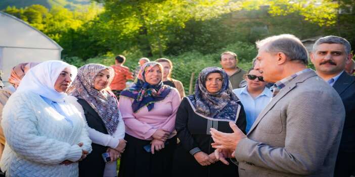 vali-tasyapan-merzan-mahallesinde-fide-dagitim-torenine-katildihakkari-valisi-ibrahim-tasya-4