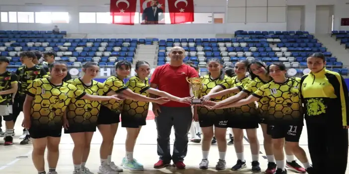 hentbol-tesvik-musabakalari-tamamlandigencler-ve-yildizlar-kategorilerinde-duzenlenen-hentbol-2