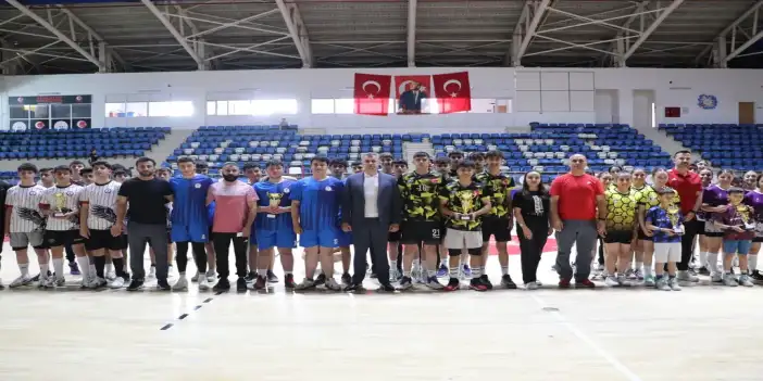 hentbol-tesvik-musabakalari-tamamlandigencler-ve-yildizlar-kategorilerinde-duzenlenen-hentbol-3
