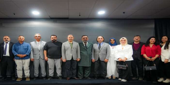 vali-tasyapan-mehmet-akif-ersoydan-firavunla-yuz-yuze-adli-tiyatro-oyununu-izledi-hakka