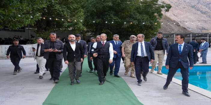 valimiz-sayin-ibrahim-tasyapan-fulya-karacora-ile-ayhan-demir-ciftinin-dugun-merasimine-katilar-2
